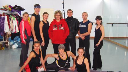 Foto con parte del equipo de bailarines, en sala de ensayo. 2006 Wow Hotels&nbsp;