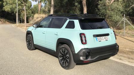 Los pilotos traseros verticales en forma de cápsula triple también recuerdan al modelo original&nbsp;