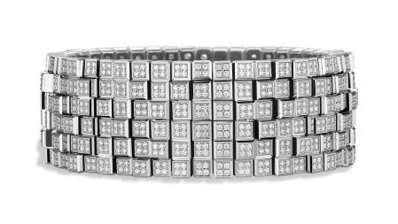 Una serie de pulseras que recuperan los códigos arquitectónicos con cubos de diferentes alturas