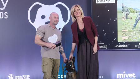 Susanna Griso entrega el Premio Hero a Snoopy y Emilio Muñoz, del Ejército de Tierra.