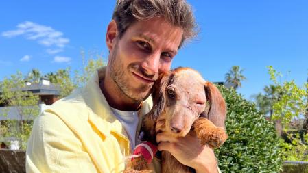 Cesc Escolà junto a Kiwi tras el accidente.&nbsp;