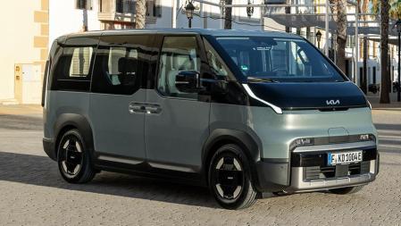 El Kia PV5 cuenta con una gran superficie acristalada, que aumenta la sensación de espacio interior 