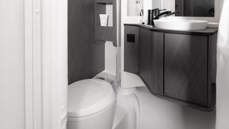 El lavabo cuenta con un lavamanos y ducha&nbsp;