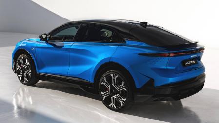 El techo, con una pronunciada caída en la parte posterior, puede ser bicolor&nbsp;