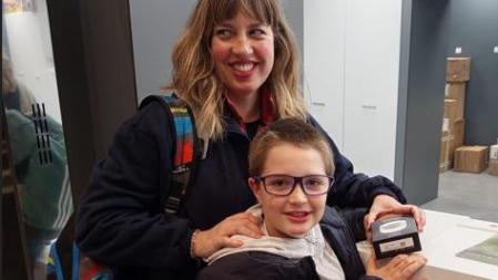 Alba y su hijo Jon, en la oficina central de Correos en Badalona&nbsp;