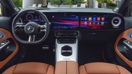 El salpicadero es el protagonista del interior con sus tres pantallas unidas bajo una misma superficie&nbsp;