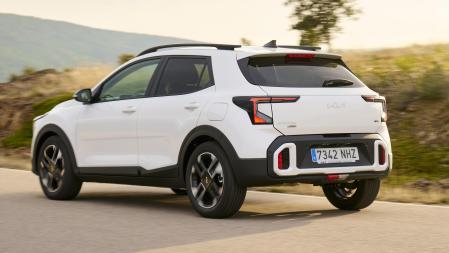 El diseño trasero del nuevo Stonic se transforma con los cambios introducidos en el paragolpes, los grupos ópticos y el portón trasero&nbsp;
