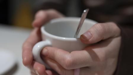 El café acompaña a Maria Jaume en sus ratos de lectura o mientras mira una serie.