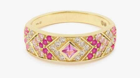 El Ani anillo 3 Rosa está hecho a mano en oro amarillo de 18 quilates y engastado con 49 piedras preciosas&nbsp;