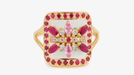 Rita anillo 3 rosa. Un colorido anillo de sello que revela una sutil mezcla de piedras preciosas engastadas sobre esmalte blanco.