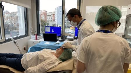 María Rosa Solozabal recibe una inyección intravítrea en su ojo derecho