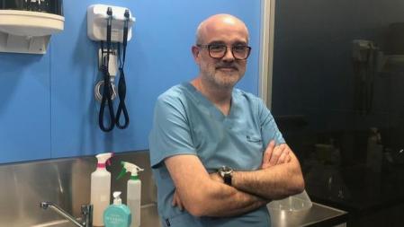 Jaume Fatjó en su clínica veterinaria