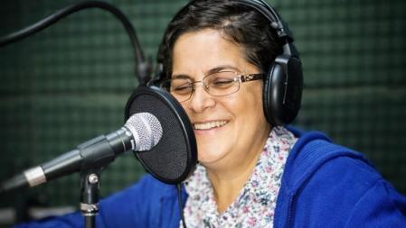 Elisa Pacheco en una foto antigua en un programa en la Radio San Blas