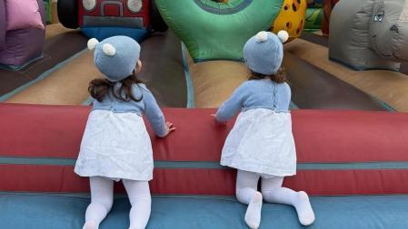 Julia reconoce que, aunque estaba preocupada, la acogida por parte de sus hermanas hacia Gina ha sido espectacular