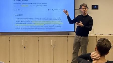 El profesor Pedro Rey en una clase