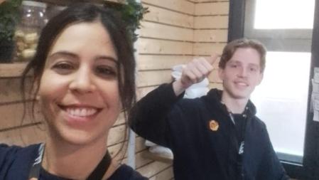 Ester trabaja como recepcionista, a pesar de haber estado toda la vida en recursos humanos