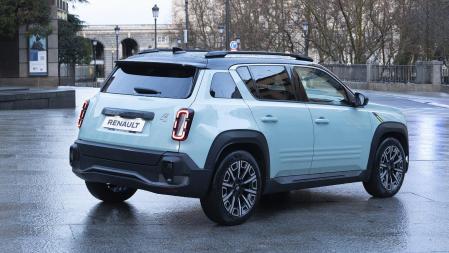 Los pilotos traseros verticales en forma de cápsula triple también recuerdan al modelo original&nbsp;