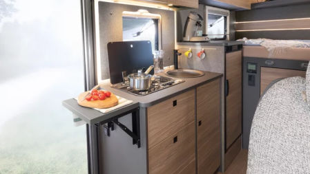 La cocina tiene una mesilla plegable que sirve de banco de trabajo&nbsp;