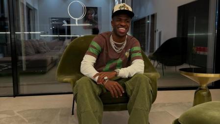 Vinícius Júnior posando para Instagram