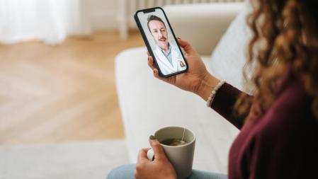 No, no es un reputado cirujano, es un estafador.