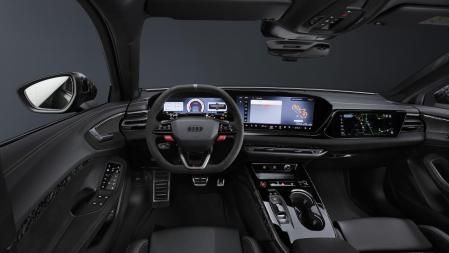 Habitáculo digitalizado con el Audi MMI Panoramic display que une dos pantallas, más la del acompañante 