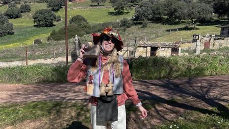 La maestra celebrando Carnaval en las inmediaciones del colegio&nbsp;