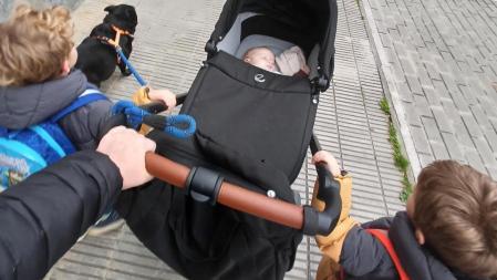 Irene Cuevas de paseo junto a sus tres hijos (CEDIDA)