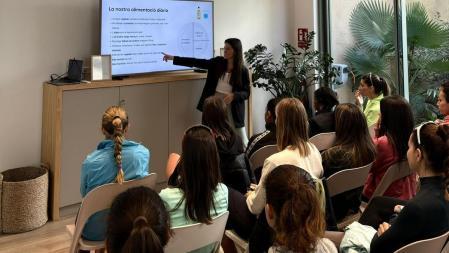 Laia Vinyals dando una charla como nutricionista