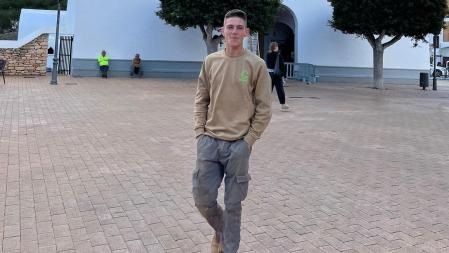 El encofrador explica que lo más duro es pasar tantas horas fuera de casa y estar lejos de la familia