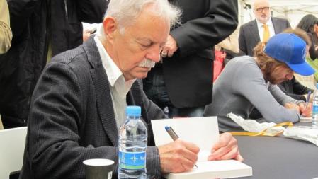 El escritor Eduardo Mendoza firma libros durante la Diada de Sant Jordi