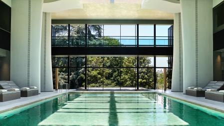 La piscina interior del hotel