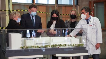 Ximo Puig y Ana Barceló viendo los planos del nuevo hospital clínico