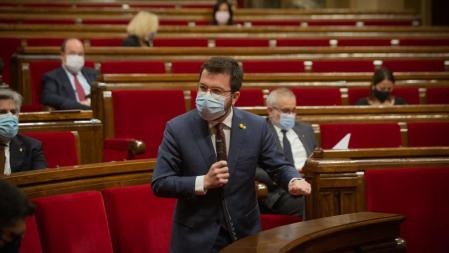 El vicepresidente de la Generalitat y coordinador nacional de ERC, Pere Aragonès interviene durante una sesión plenaria en el Parlament de Catalunya