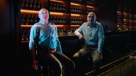 Juan Ramon y su hologram durante la realización del vídeo del estudio