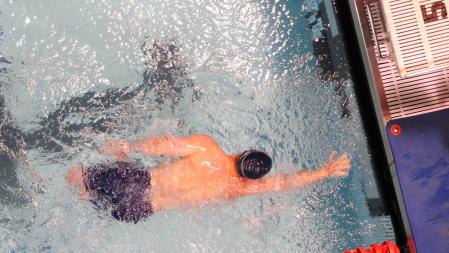 Un nadador llegando a la línea de meta