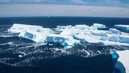 Una de las zonas de fragmentación del iceberg A68a frente a la costa de islas Georgias del Sur .