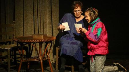 Una abuela y una niña, en una escena del musical 'BRUNA'.