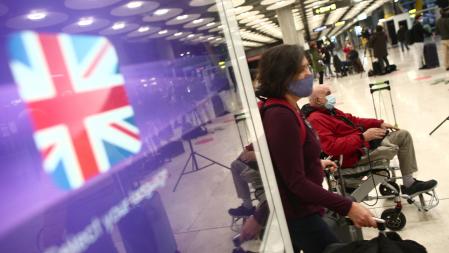 Viajeros en la zona de llegadas de la terminal T4 del Aeropuerto Adolfo Suárez Madrid-Barajas