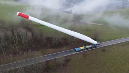 La pala debe ser elevada o extendida para facilitar el transporte y evitar los cables de alta tensión