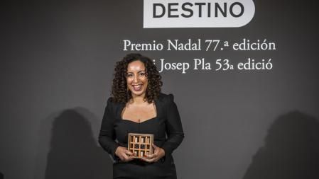 Najat El Hachmi, esta tarde, con el premio Nadal