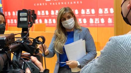 La secretaria general del PP valenciano, Eva Ortiz, en las Cortes Valencianas.