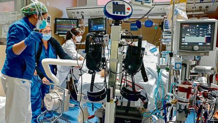 Triple récord de muertos, ingresos y pacientes en UCI el día que se anuncian nuevas restricciones