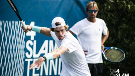 Andrey Rublev prepara el drive, bajo la mirada de Fernando Vicente