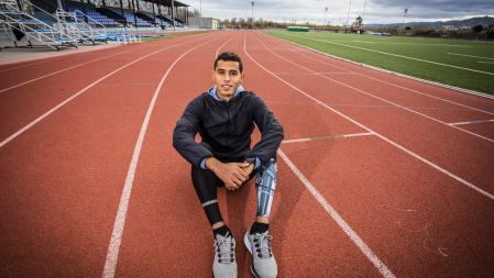 Lahcen Ait Alibou posa en el estadio Pilar Pons de Cornellà