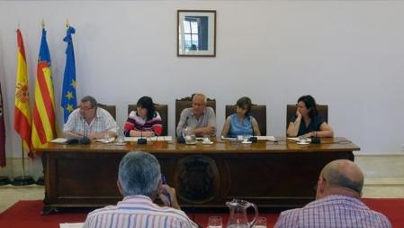 Cristina Morera (con jersey a rayas), junto al alcalde Vicent Grimald.