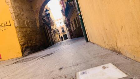 Una placa del itinerario literario de Vicent Andrés Estellés que recorre las calles de València.