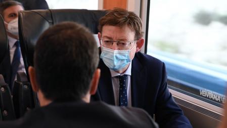 Puig charla con Sánchez.