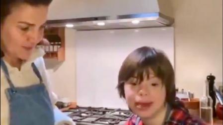 La cocinera y su tercer hijo, a quien apodan cariñosamente 'Roscón'.