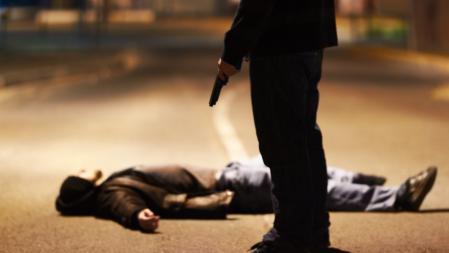 Un hombre yace en el suelo, después de una agresión