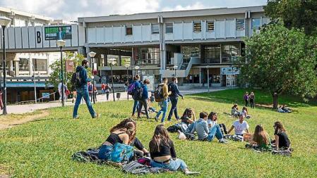 FOTO: MANÉ ESPINOSA. IMAGEN DE ESTUDIANTES UNIVERSITARIOS EN EL CAMPUS DE LA UNIVERSIDAD AUTONOMA DE BARCELONA